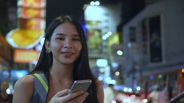 Concetto di viaggio. Belle ragazze stanno giocando i telefoni cellulari per hav — Foto Stock