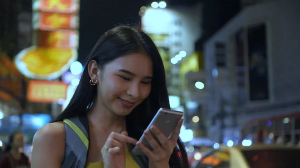 Concetto di viaggio. Belle ragazze stanno giocando i telefoni cellulari per hav — Foto Stock