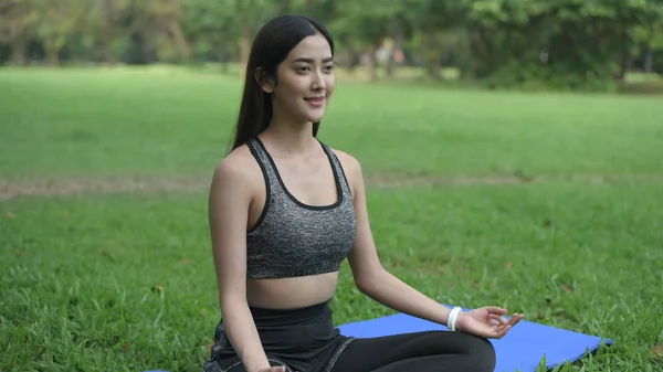 Concetti di esercizio. Belle donne praticano yoga nel mi — Foto Stock