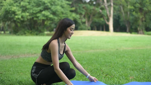 Übungs-Konzepte. junge Frauen bereiten sich durch Legen auf Sport vor — Stockfoto