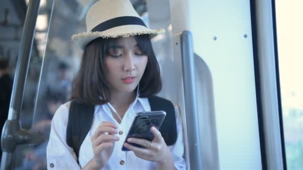 Tourism Concept Asian Girl Playing Mobile Train Resolution — Stock Video