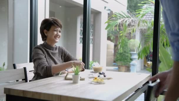 Affärsidé. Affärsmän ordnar att träffa kunder, prata med arbete på ett kafé. 4k Upplösning. — Stockvideo
