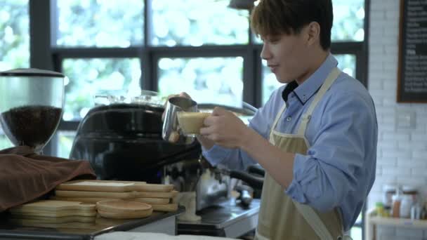 Concepto Cafetería Camarero Está Haciendo Café Con Una Cara Sonriente — Vídeo de stock