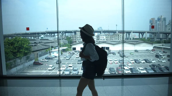 旅游概念。 一位亚洲妇女正在机场旅行。 4k — 图库照片