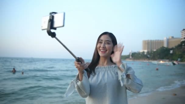Концепция Праздника Красивая Девушка Звонит Видео Мобильного Пляж Разрешение — стоковое видео