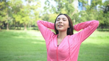 Egzersiz kavramları. Genç sporcu yeni nefes alıyor.