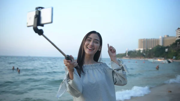 Concetto vacanza. Bella ragazza che chiama video sul cellulare al b — Foto Stock