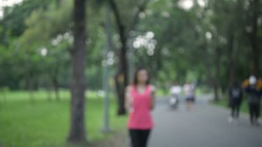 Egzersiz kavramları. Genç sporcular parkta içki içip oyun oynuyorlar. 4k Çözünürlüğü.