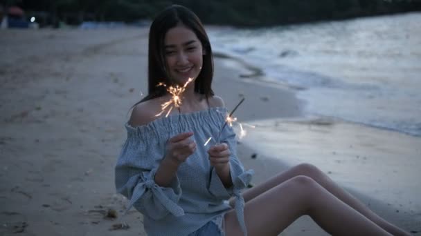 Concepto Vacaciones Chica Está Jugando Alegremente Con Fuegos Artificiales Playa — Vídeo de stock