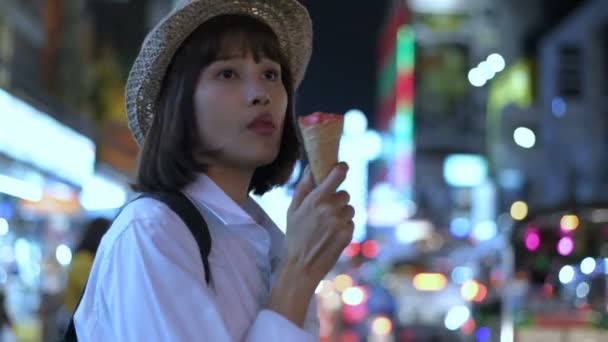 旅行のコンセプト 美しい女性が街で一緒にアイスクリームを食べています 4K分解能 — ストック動画