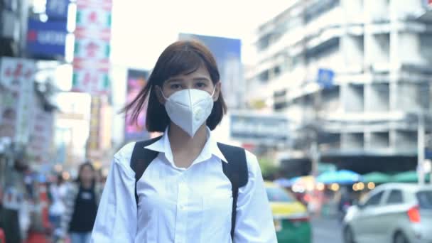 Begrip Voorkoming Van Verontreiniging Het Meisje Met Het Masker Draagt — Stockvideo