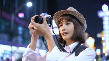 Seyahat konsepti. Güzel bir kız şehirde fotoğraf çekmekten zevk alıyor. 4k Çözünürlüğü.