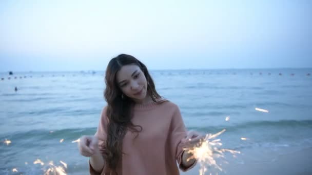 假期的概念 在海滩上玩烟火的亚洲女孩 4K分辨率 — 图库视频影像