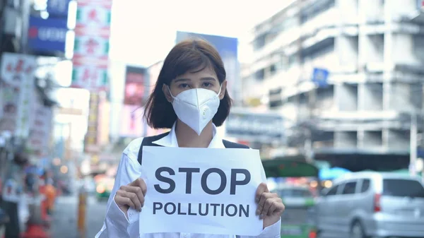 Concept de prévention de la pollution. La fille portant un masque tient — Photo
