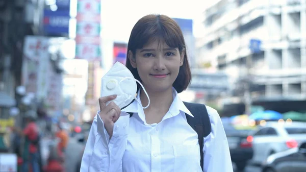 Concepto de prevención de la contaminación. La chica está mostrando cómo apuntalar — Foto de Stock