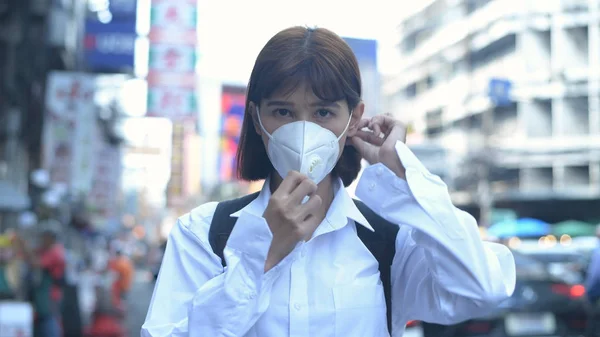 Begreppet förebyggande av föroreningar. Flickan visar hur man stöttar — Stockfoto