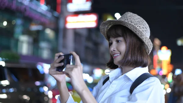 Concetto di viaggio. Una bella ragazza si diverte a scattare foto in — Foto Stock