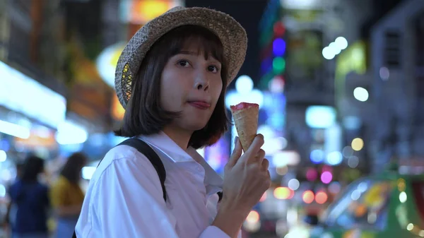 Concetto di viaggio. Una bella donna che mangia gelato insieme in t — Foto Stock