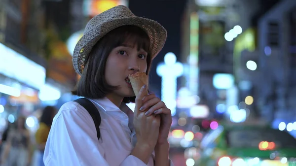 旅行概念。 A beautiful woman eating ice cream together in t — 图库照片