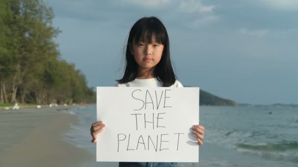 Ragazza Porta Uno Striscione Amare Mondo Con Una Faccia Seria — Video Stock