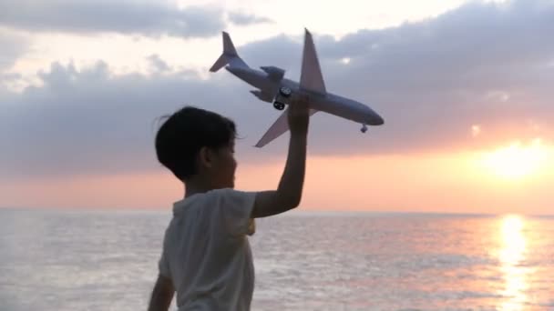 Het Silhouet Van Kinderen Die Avonds Het Vliegtuig Aan Het — Stockvideo
