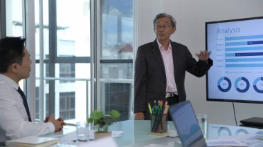 Üst düzey iş adamları şirket toplantılarında sunum yapıyor. 4k Re