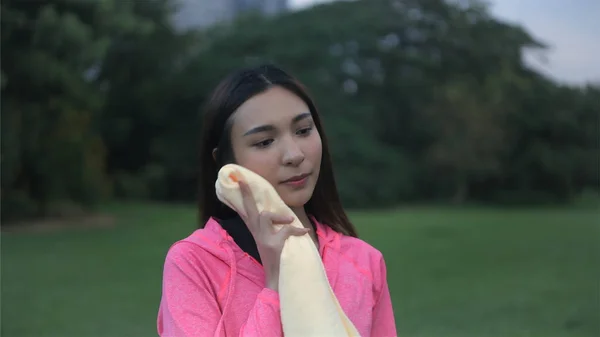 Ćwiczenia. Azjatki wycierają jej twarz dłonią — Zdjęcie stockowe