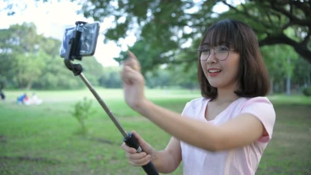 Концепція Свята Молоді Жінки Грають Мобільних Телефонах Парку Резолюція — стокове відео