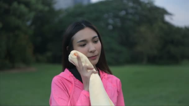 Concetti Esercizio Donne Asiatiche Stanno Asciugando Faccia Con Fazzoletto Risoluzione — Video Stock