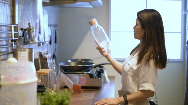 Alışveriş Kavramları Genç Kadınlar Mağazadan Mutfak Aletleri Satın Alıyorlar Çözünürlüğü — Stok video