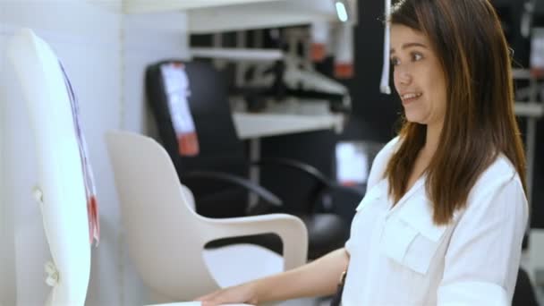 Conceptos Compras Una Joven Está Comprando Una Silla Trabajo Centro — Vídeo de stock