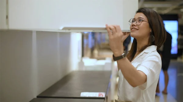 Conceptos de compras. Las mujeres asiáticas están eligiendo artículos para el hogar. 4k — Foto de Stock