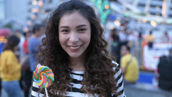 Concepto de vacaciones. Hermosas chicas están comiendo piruletas felices en —  Fotos de Stock