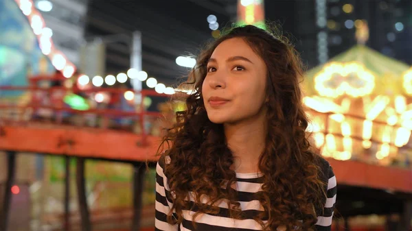 Conceito de férias. Meninas bonitas estão se divertindo em um divertimento — Fotografia de Stock