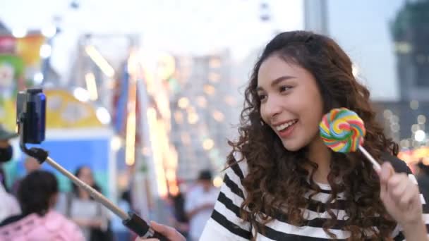 Urlaubskonzept Ein Schönes Mädchen Filmt Video Bei Einer Feier Auflösung — Stockvideo