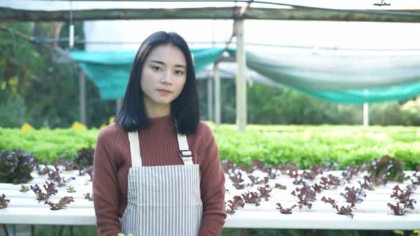 Landwirtschaftliche Konzepte Gärtner Stehen Selbstbewusst Ihren Eigenen Produkten Auflösung — Stockvideo