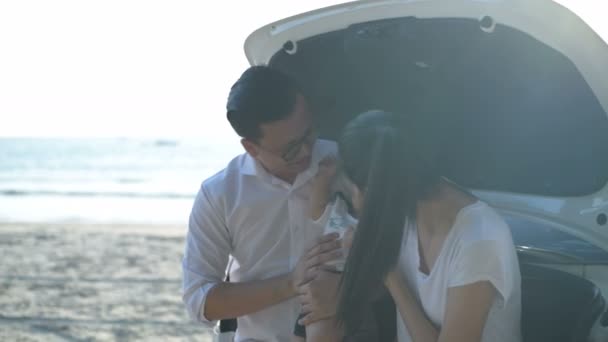 Vakantie Concept Ouders Voeden Baby Bij Het Strand Resolutie Van — Stockvideo