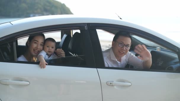 Conceito Férias Família Acenou Adeus Dentro Carro Branco Praia Resolução — Vídeo de Stock
