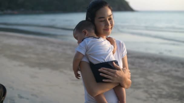 Concetto Vacanza Mamma Cullò Bambino Dormire Sulla Spiaggia Risoluzione — Video Stock