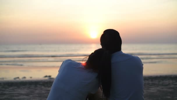 假期的概念 年轻的恋人在海滩上做心形的手 4K分辨率 — 图库视频影像