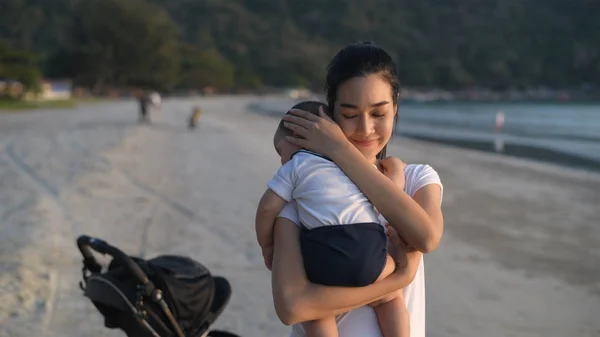 Concepto de vacaciones. Madre arrulló al bebé para dormir en la playa. 4. — Foto de Stock