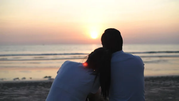 Conceito de férias. Jovens amantes fazendo mãos em forma de coração no b — Fotografia de Stock