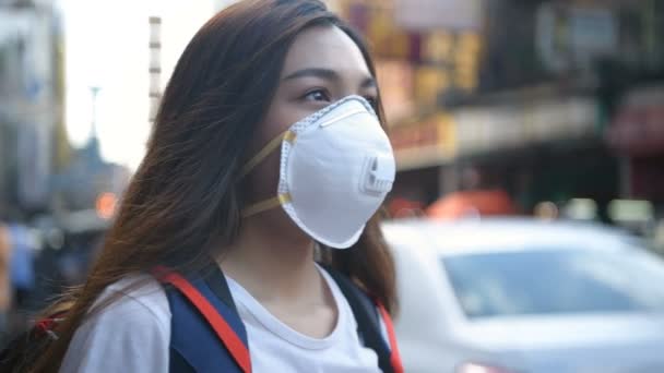 Conceito Prevenção Poluição Uma Bela Mulher Usando Uma Máscara Nas — Vídeo de Stock