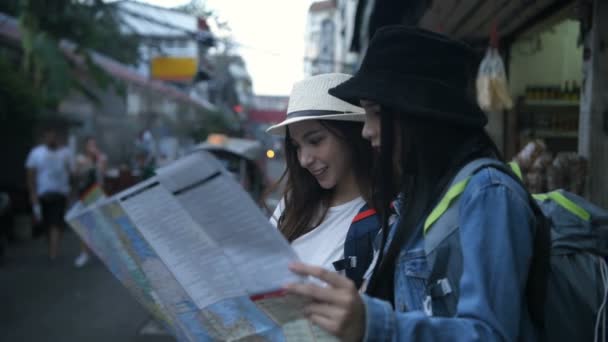 Concetto Viaggio Belle Ragazze Stanno Leggendo Mappa Sul Ciglio Della — Video Stock