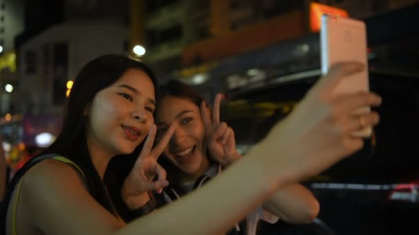 Concepto Viaje Hermosas Chicas Están Transmitiendo Turismo Vivo Ciudad Resolución — Vídeos de Stock