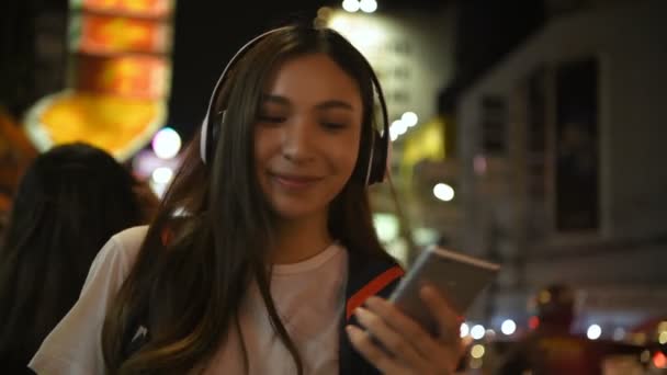 旅行概念 在交通堵塞的中间 一个戴着耳机的年轻女子 4K分辨率 — 图库视频影像