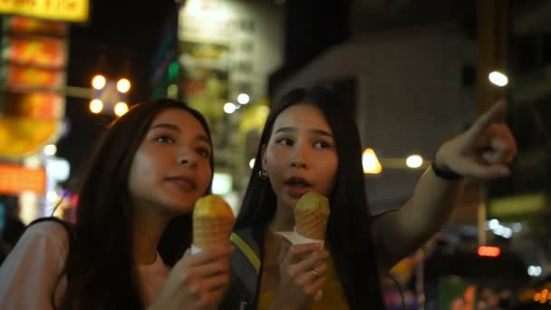 Concepto Viaje Una Hermosa Mujer Comiendo Helado Juntos Ciudad Resolución — Vídeos de Stock