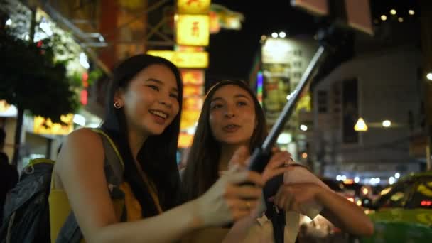 Conceito Viagem Meninas Bonitas Estão Transmitindo Turismo Vivo Cidade Resolução — Vídeo de Stock