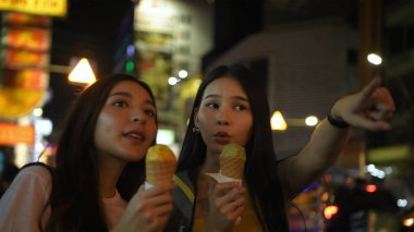 Seyahat konsepti. Birlikte dondurma yiyen güzel bir kadın.