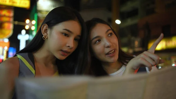 Concepto de viaje. Hermosas chicas están leyendo el mapa en las carreteras — Foto de Stock